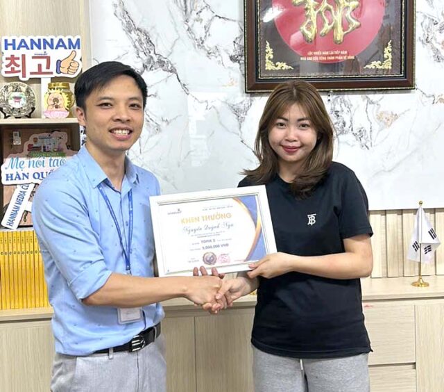 Quỳnh Nga nhận học bổng HanNam trị giá 5,000,000 VNĐ