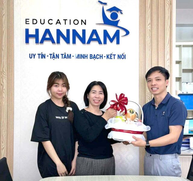 Nga và Mẹ tặng quà cảm ơn HanNam
