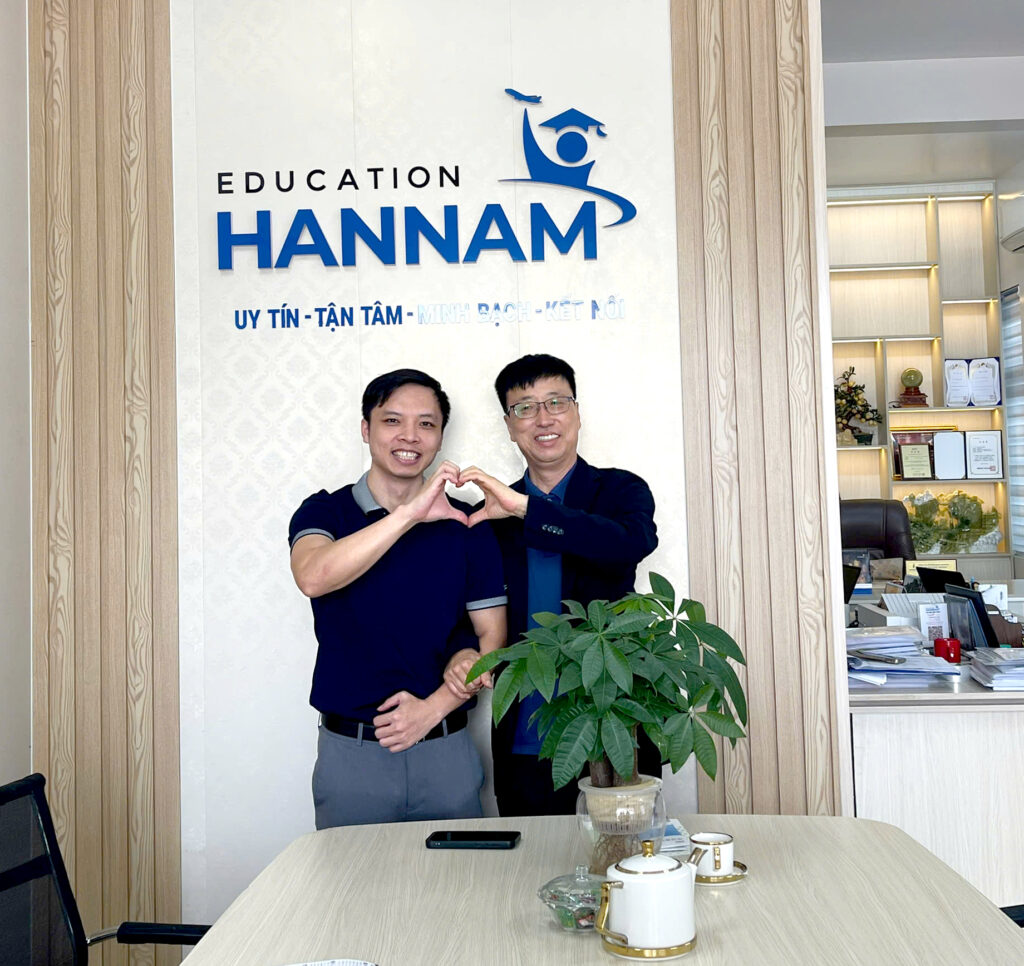 Giáo sư Park Moon Gyu và Phó Giám đốc Nguyễn Viết Toàn chụp ảnh lưu niệm tại Du học HanNam