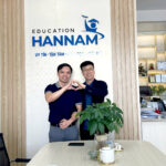 Đại học Nữ sinh Busan đến thăm Du học HanNam – Củng cố hợp tác nhân văn trong giáo dục quốc tế Giáo sư Park Moon Gyu và Phó Giám đốc Nguyễn Viết Toàn chụp ảnh lưu niệm tại Du học HanNam