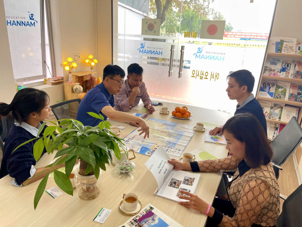 Giáo sư Park Moon Gyu – Đại học Nữ sinh Busan trong buổi làm việc tại văn phòng Du học HanNam